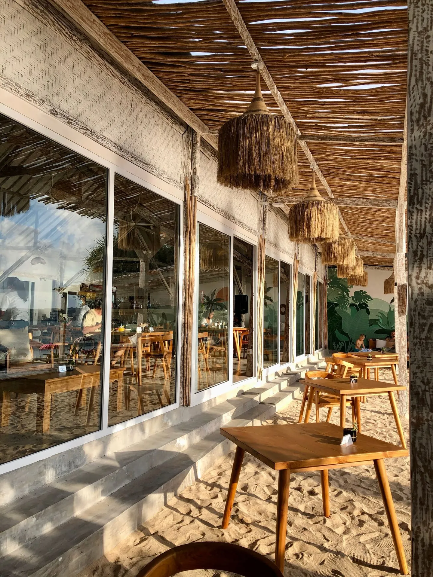 Kafe pantai bergaya rustik di Bali