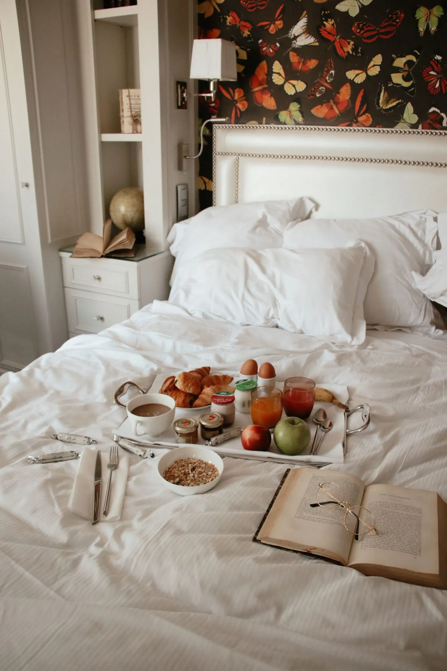 Sarapan disajikan di atas tempat tidur hotel