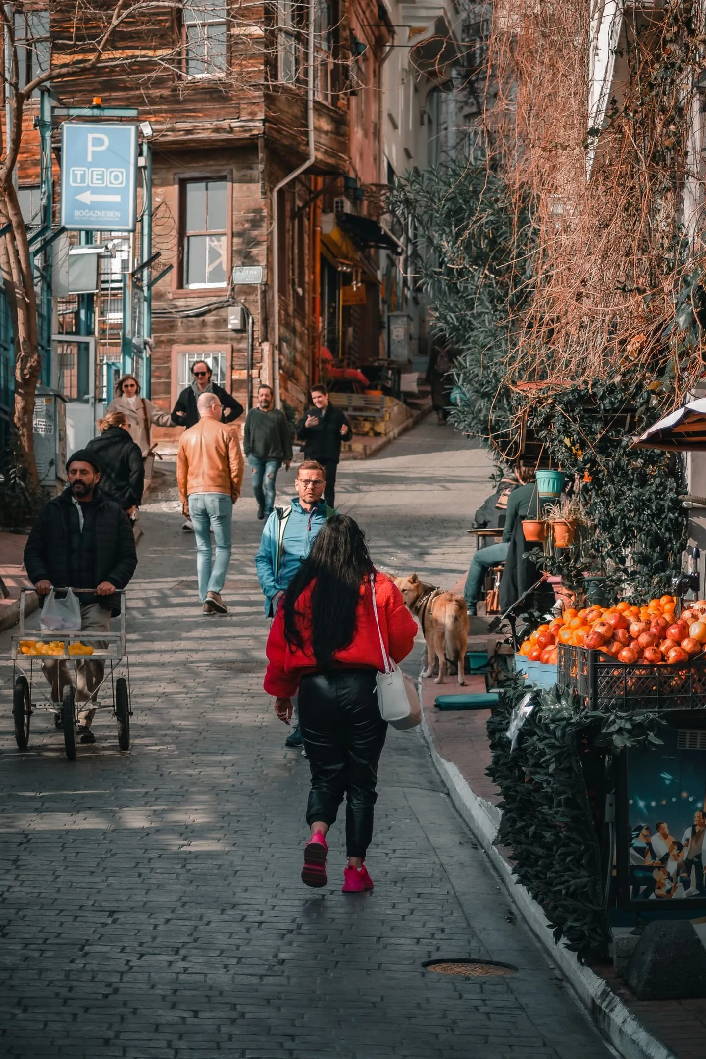 İstanbul’da dar ve kalabalık bir sokakta yürüyen insanlar
