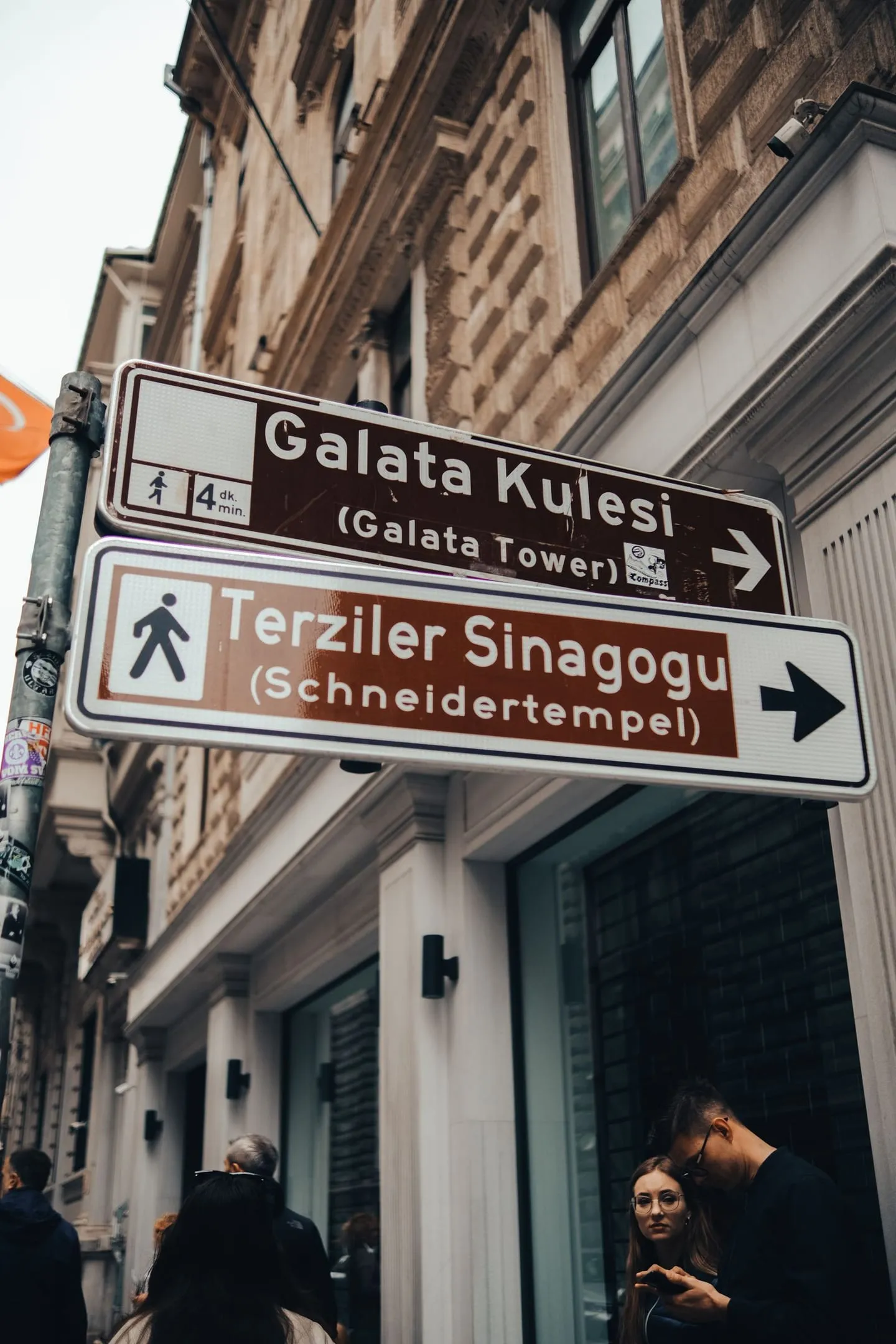 İstanbul’da tarihi bir sokakta yön tabelaları