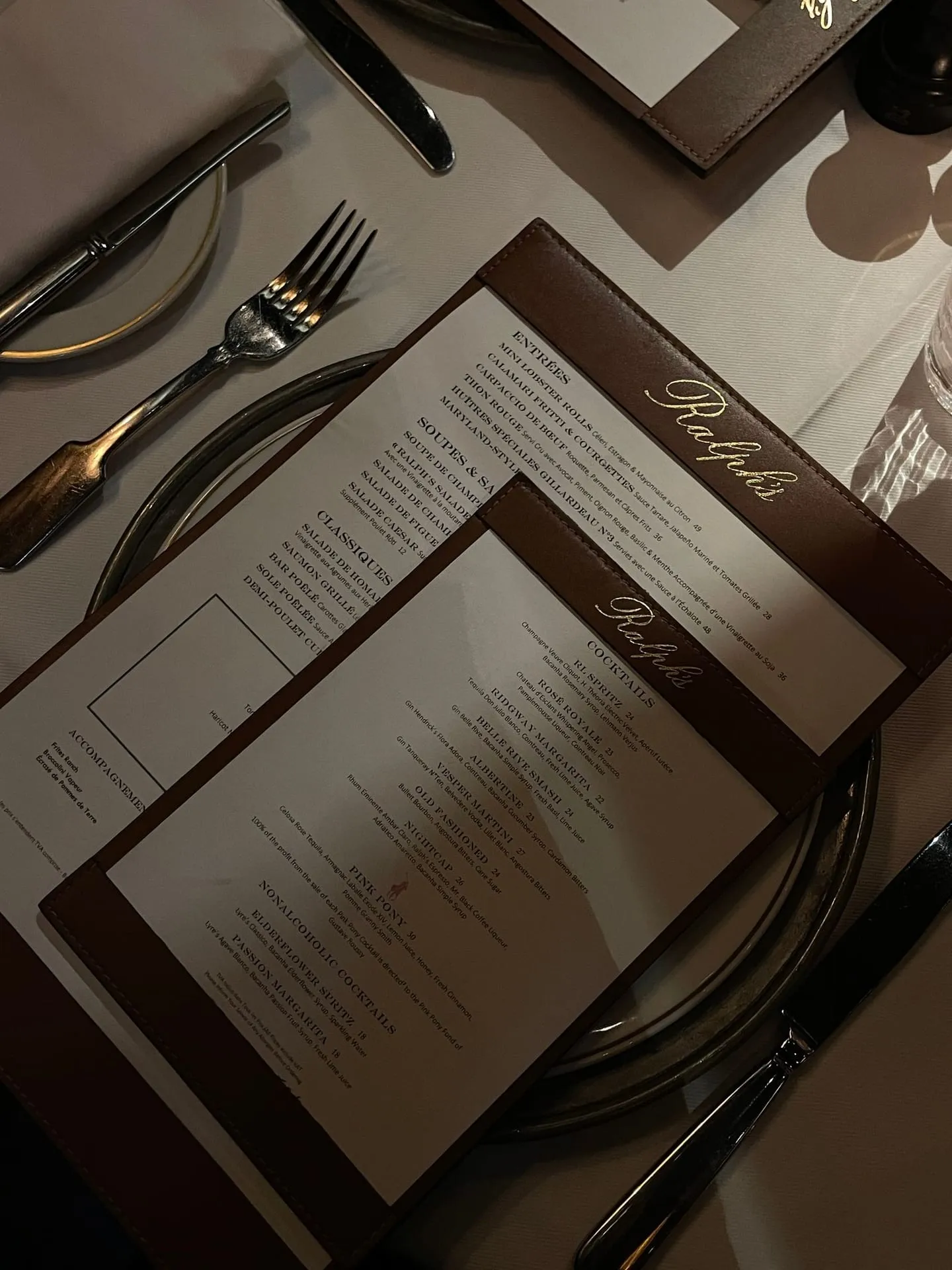 Ein eingedeckter Restauranttisch mit Speisekarten und Besteck