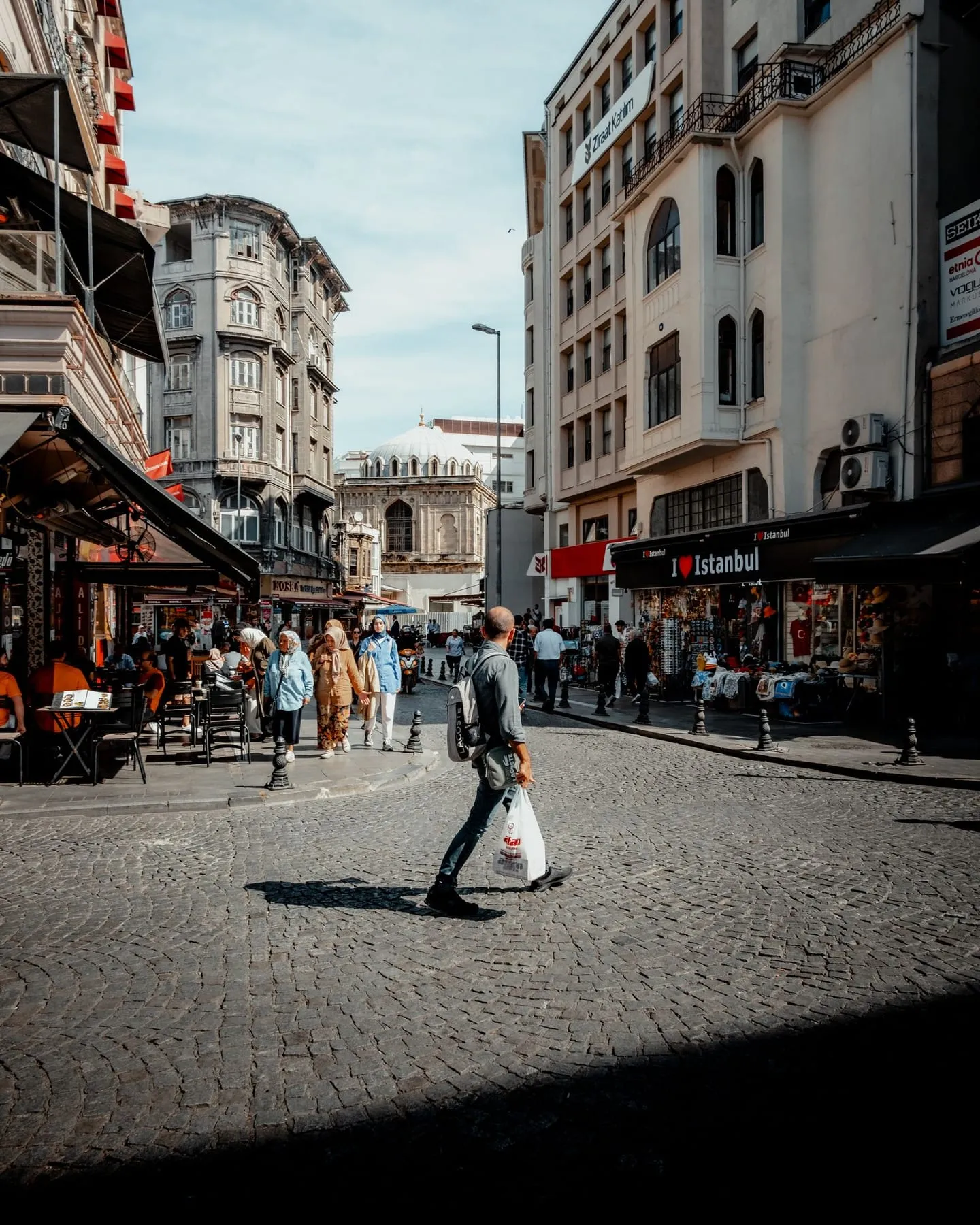 İstanbul’da kalabalık bir sokakta yürüyen insanlar