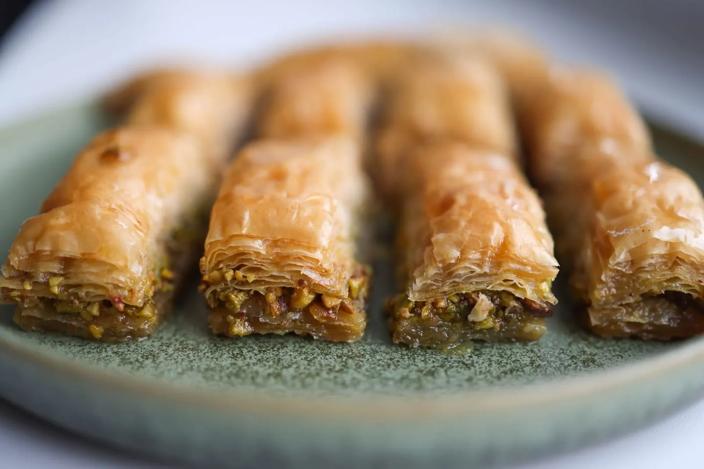 Bir tabakta servis edilmiş baklava dilimlerinin yakın çekimi