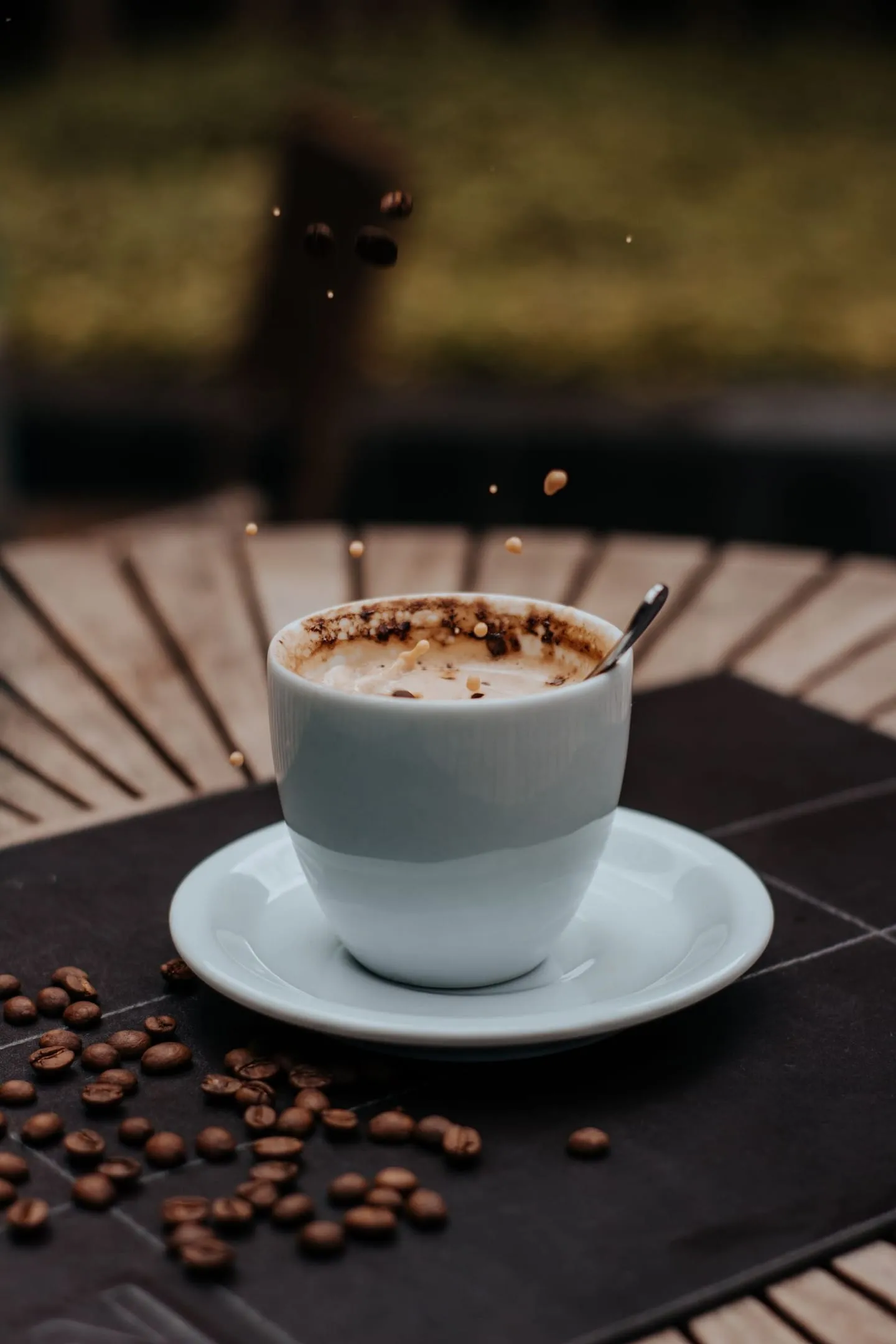 Cappuccino servido com grãos de café ao redor da xícara