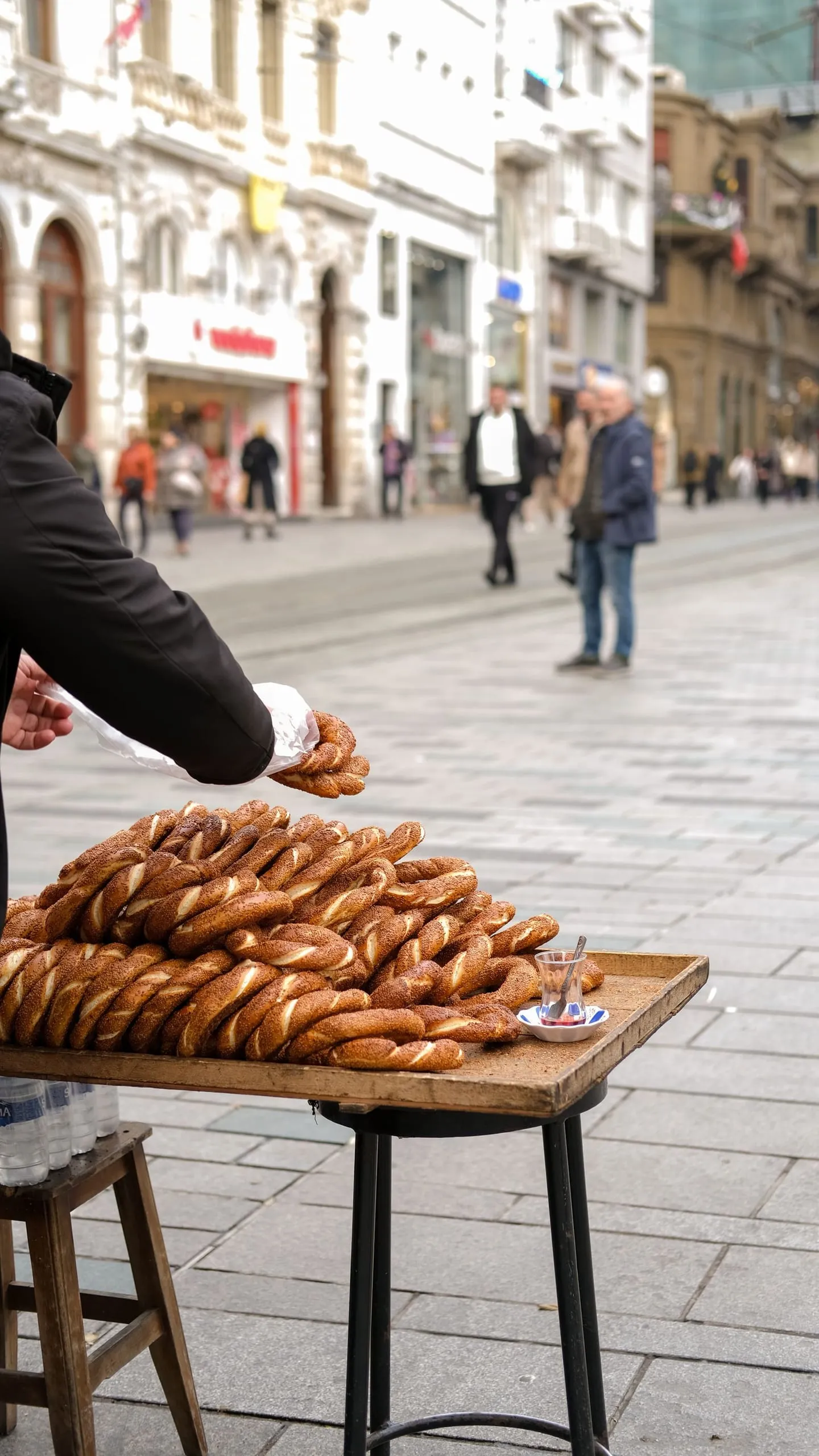 İstanbul’da simit satan bir seyyar satıcı