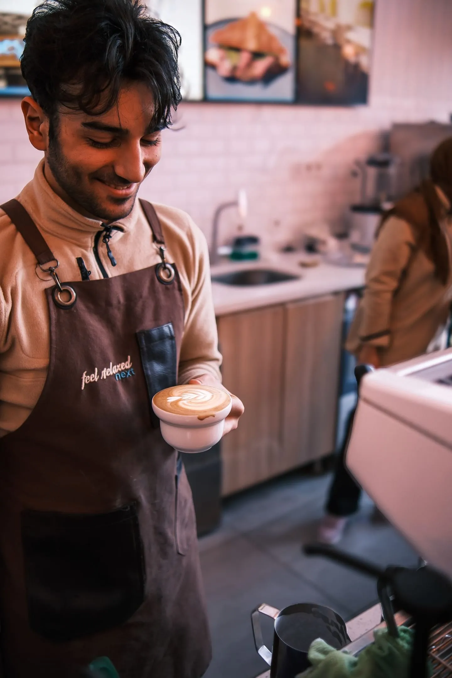 Kafede latte art yapan barista