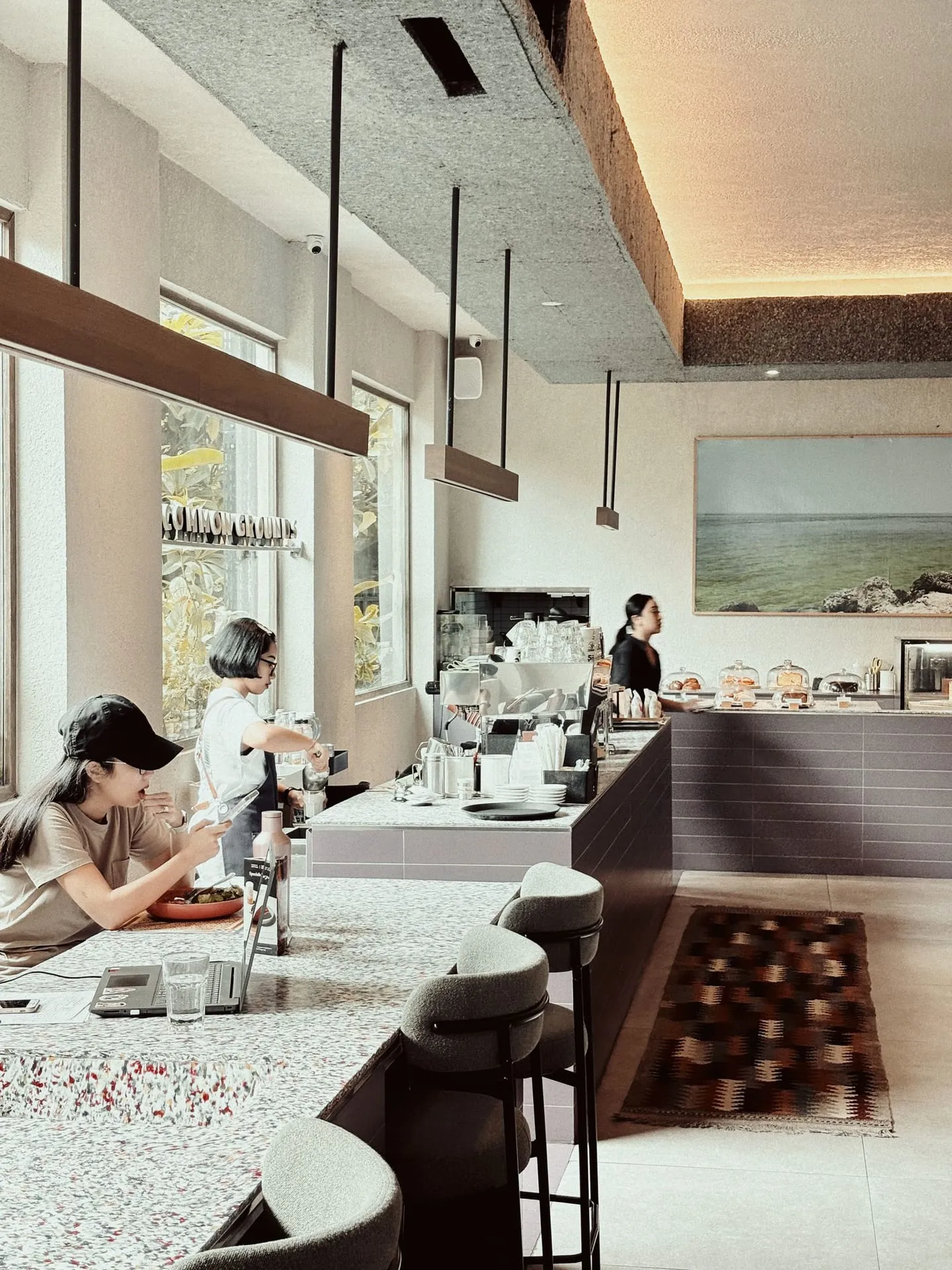 Suasana kafe yang ramai pengunjung di Jakarta