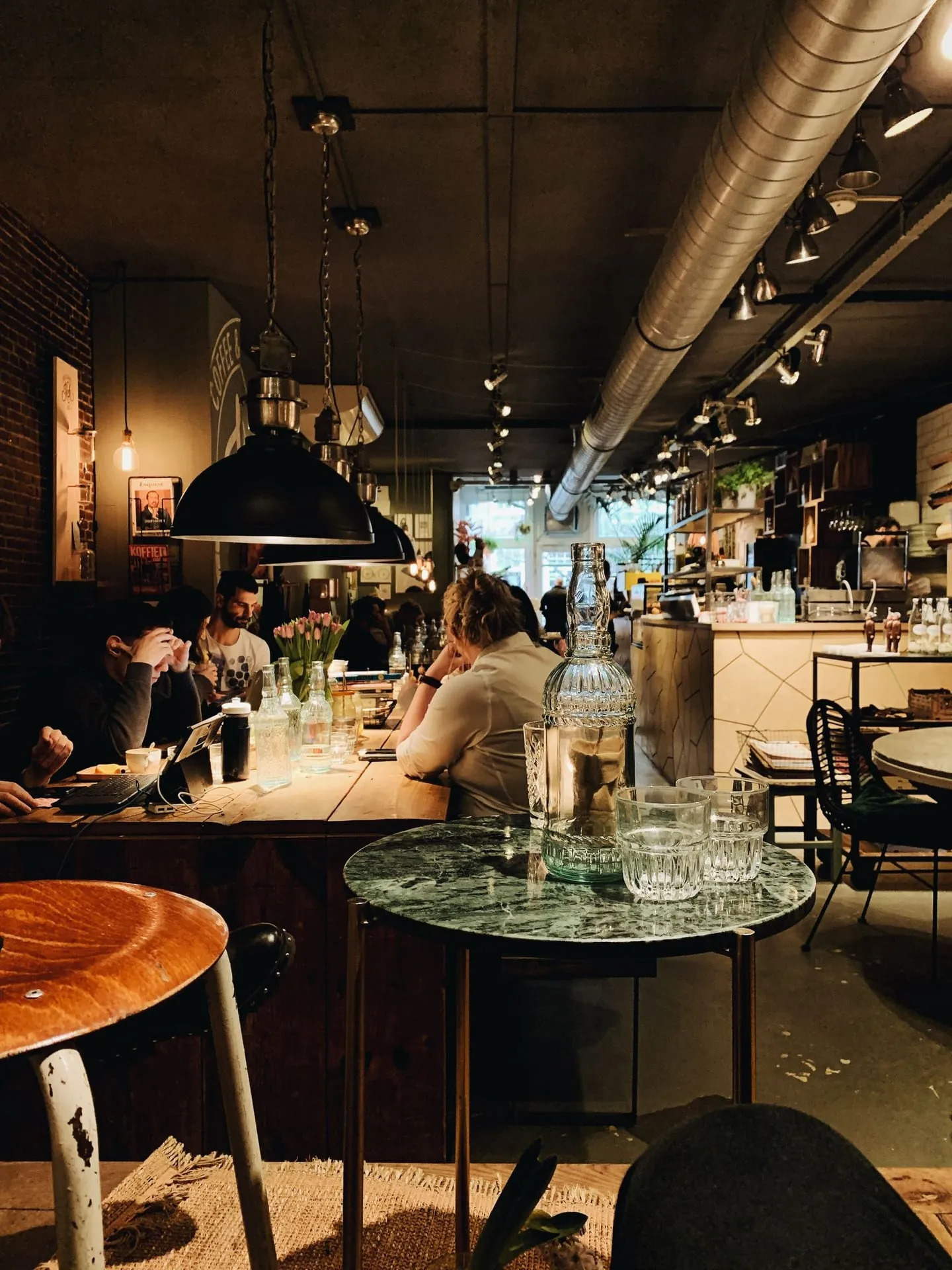 Interior restoran modern yang hangat dengan para tamu