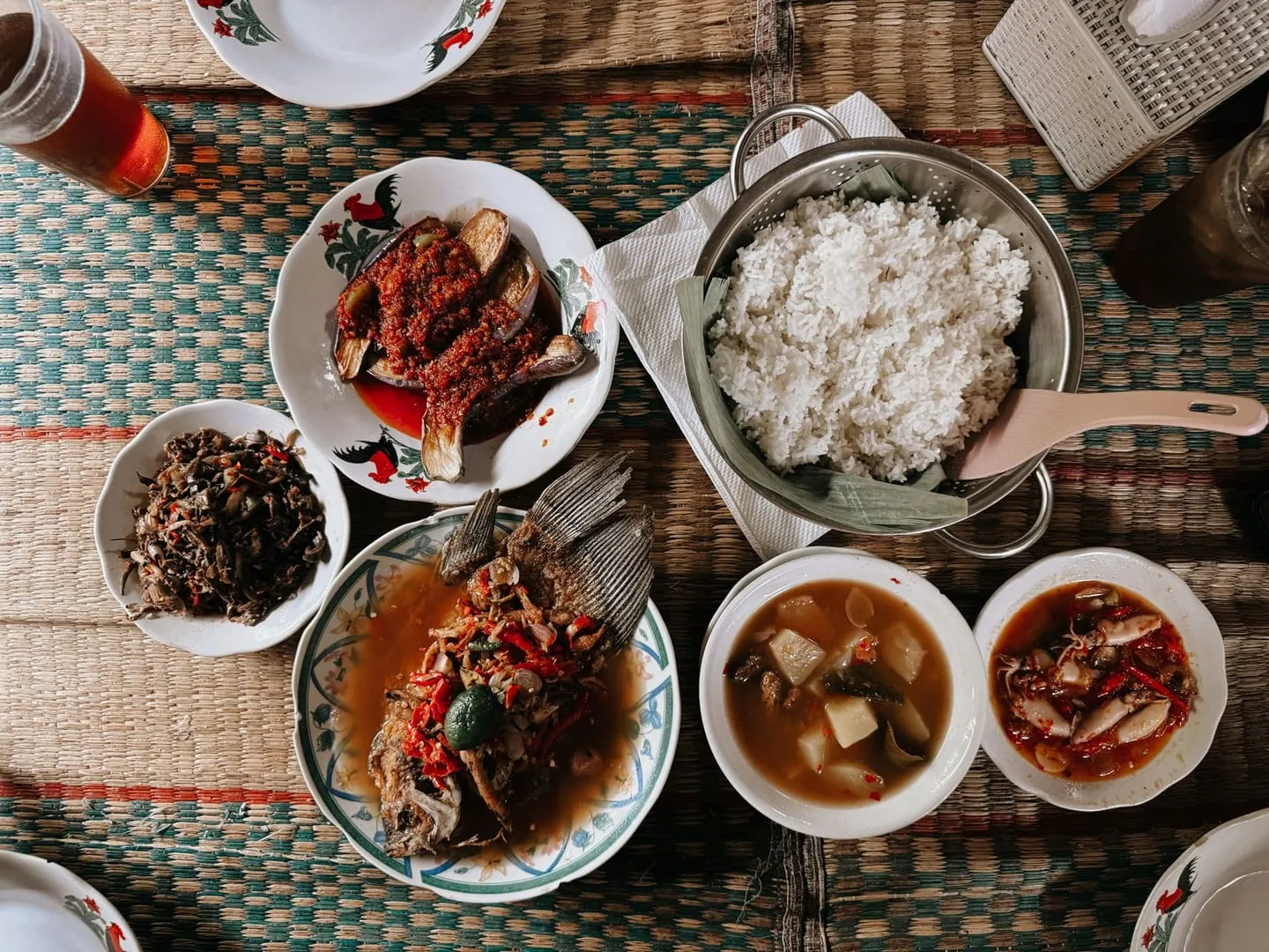 Hidangan tradisional Indonesia tersaji di sebuah rumah makan di Jakarta