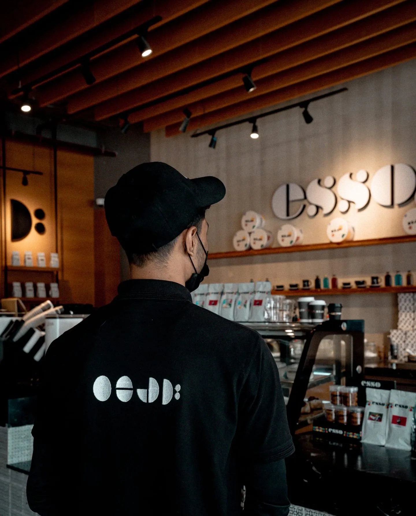 Barista di kedai kopi modern
