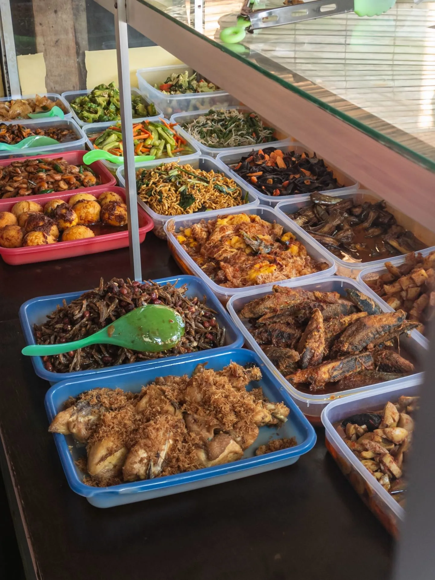 Aneka hidangan tradisional di sebuah lapak makanan di Jawa Barat