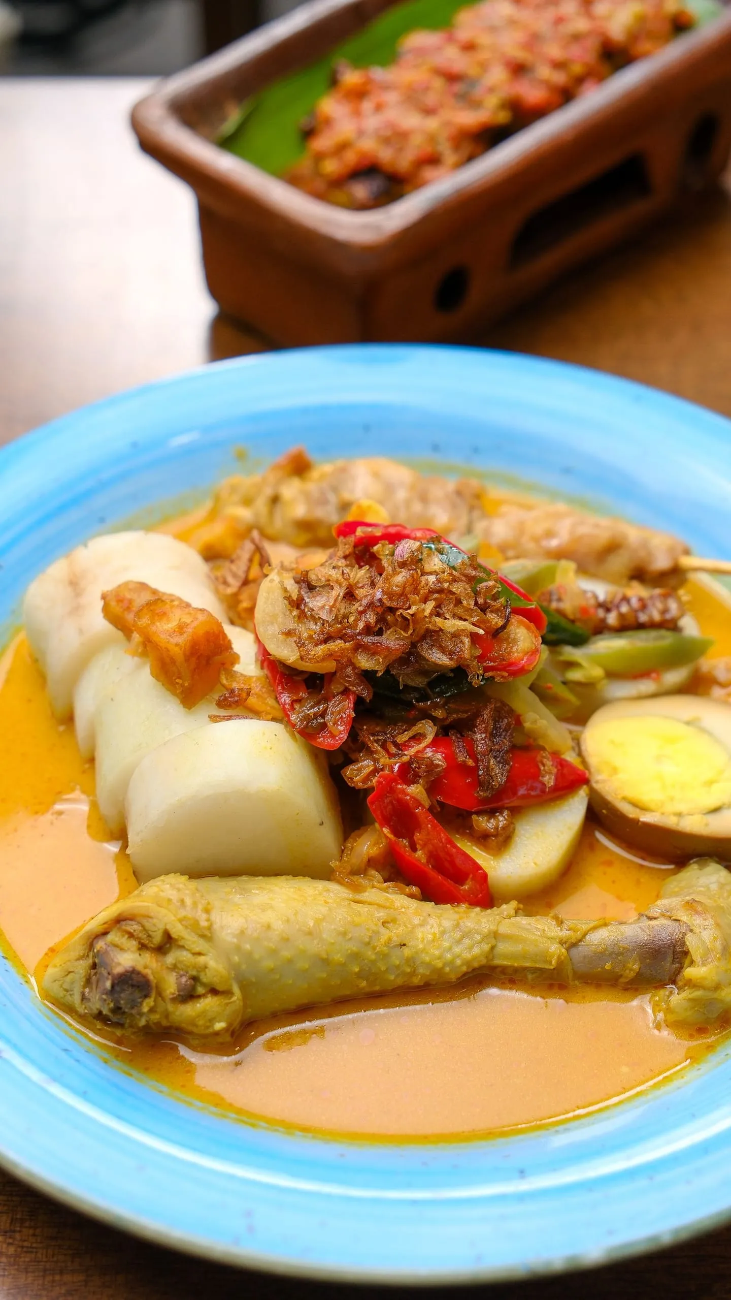 Lontong dengan kari ayam, hidangan tradisional Indonesia