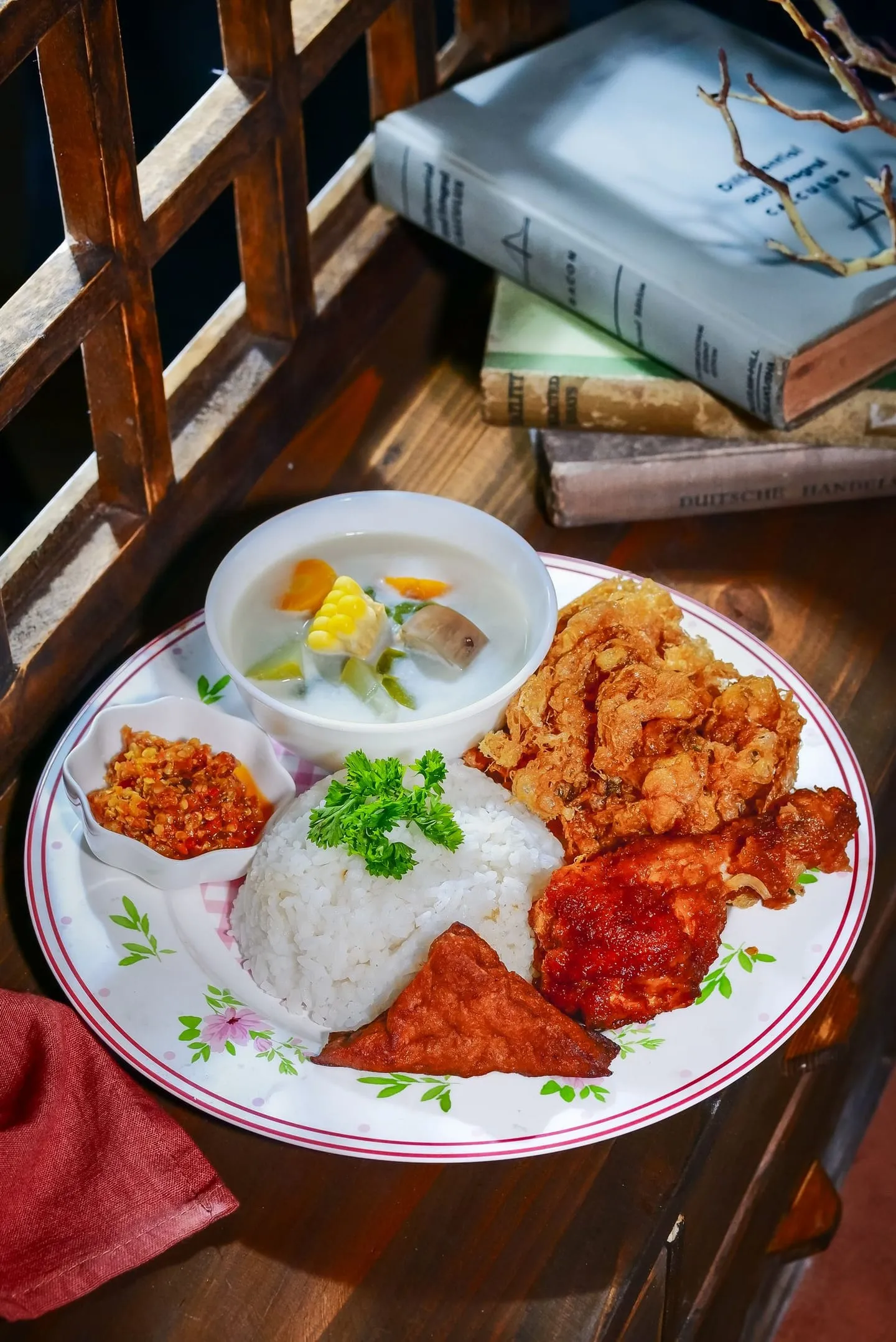 Nasi dengan ayam goreng, sambal, dan sayuran