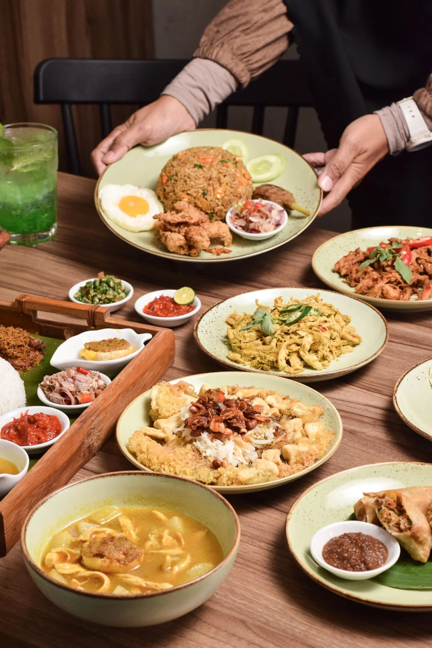Aneka hidangan tradisional Indonesia tersaji di sebuah restoran di Jakarta