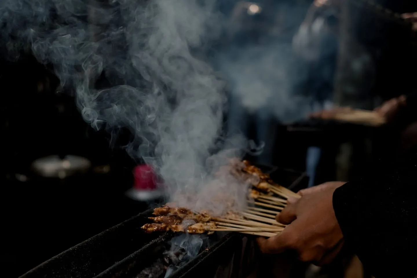 Sate dibakar di atas arang di sebuah pasar di Jawa Barat
