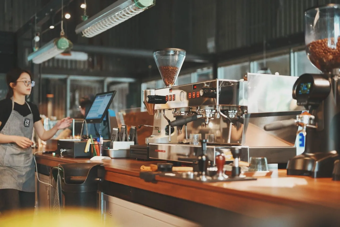 Barista menyiapkan kopi di kafe modern