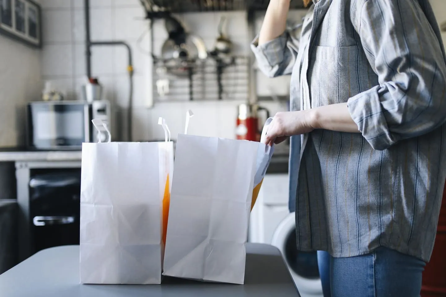 Paket servis siparişlerini hazırlayan restoran çalışanı