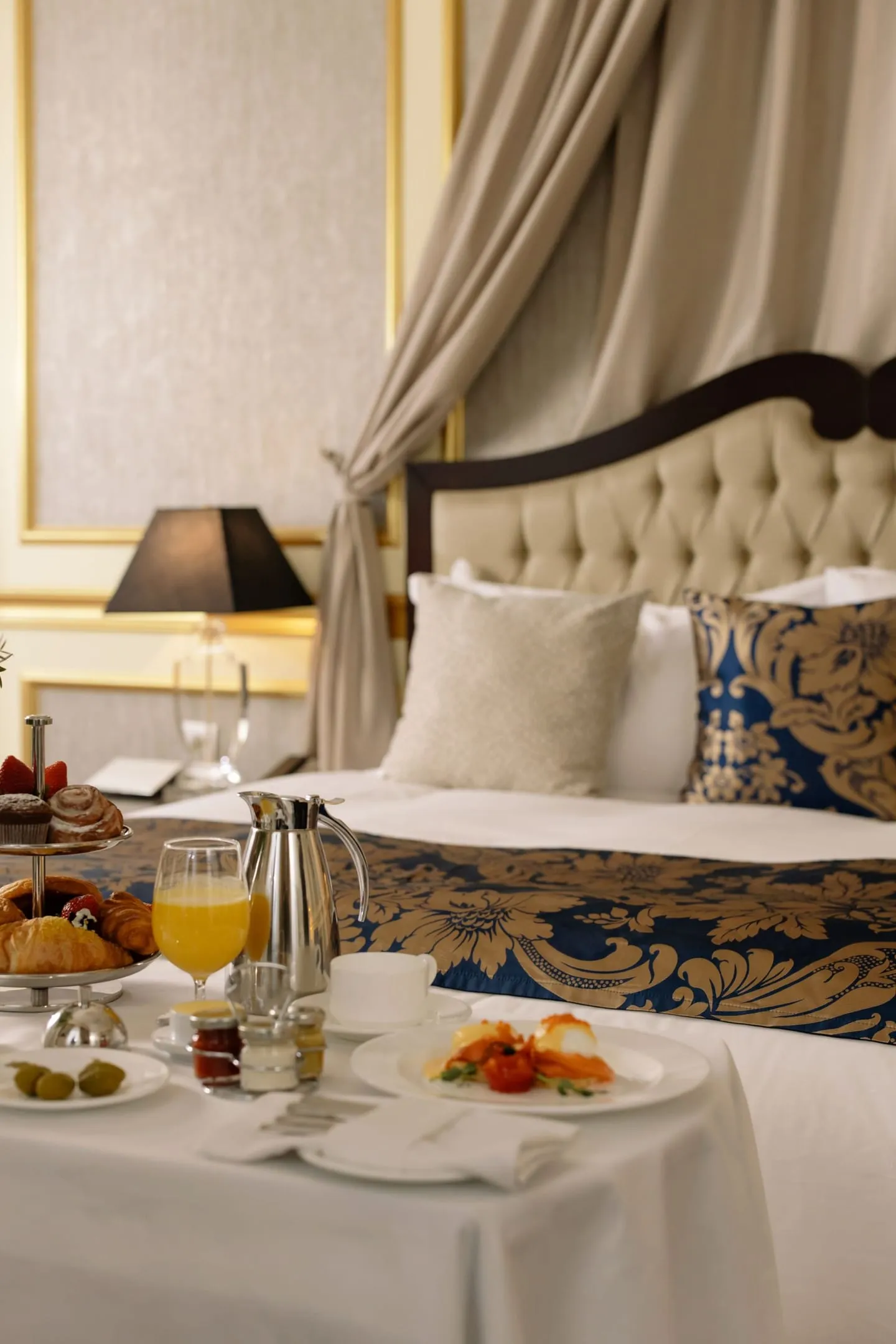 Hidangan disajikan di meja di dalam kamar hotel