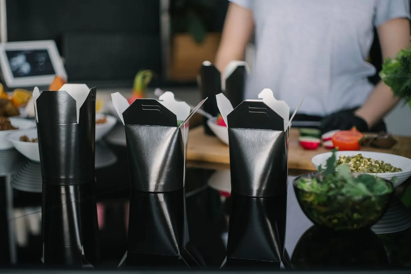 Contenedores de comida para llevar listos en una barra de cocina