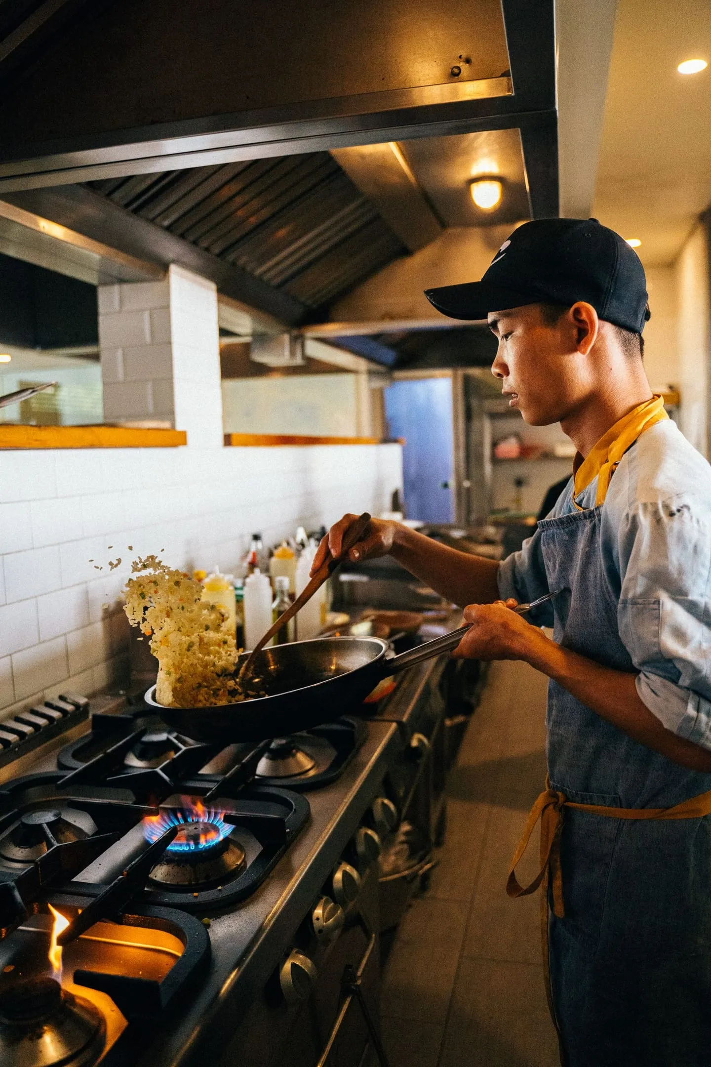 Juru masak memasak nasi goreng di atas wajan