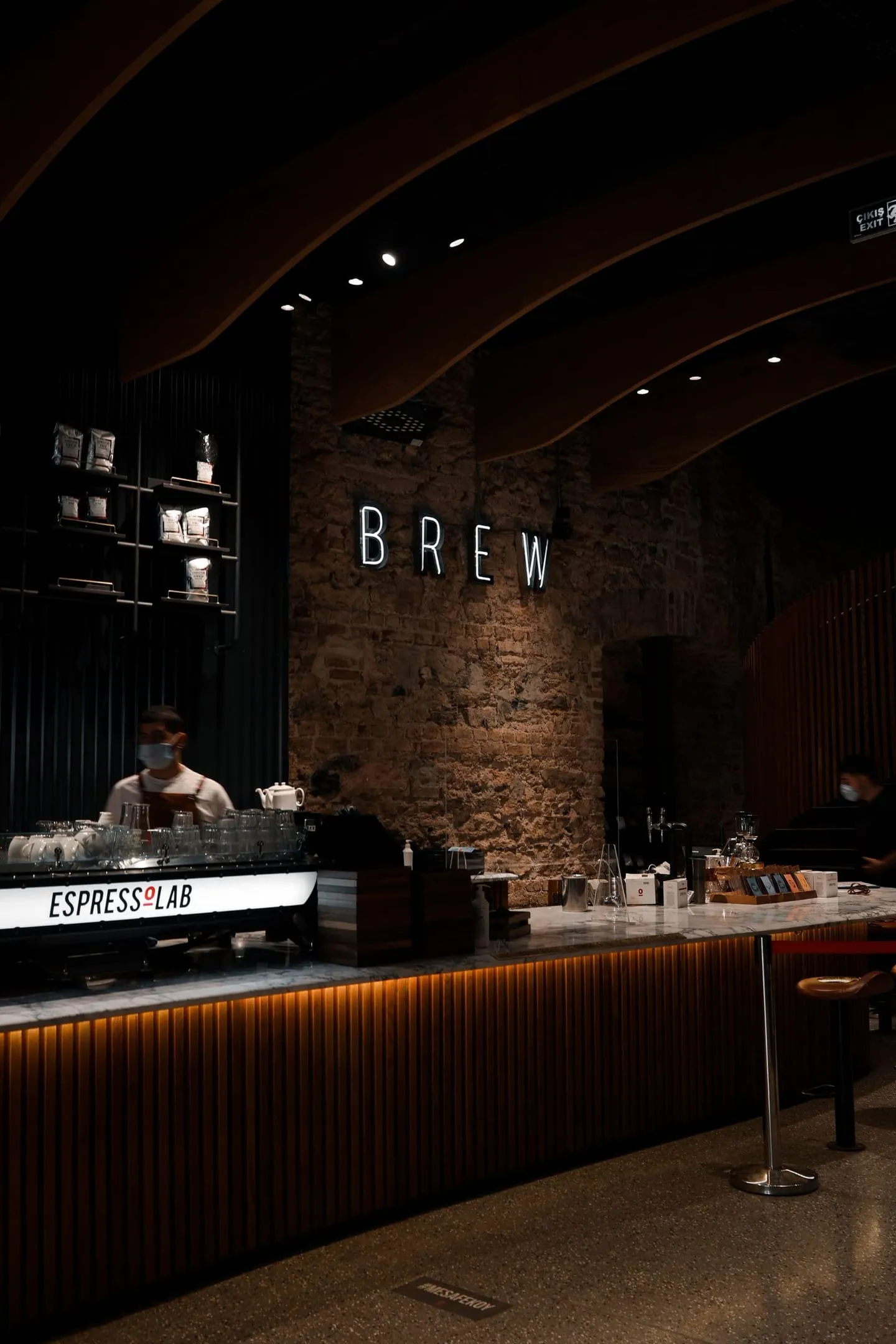 Barista di balik meja bar sebuah kafe