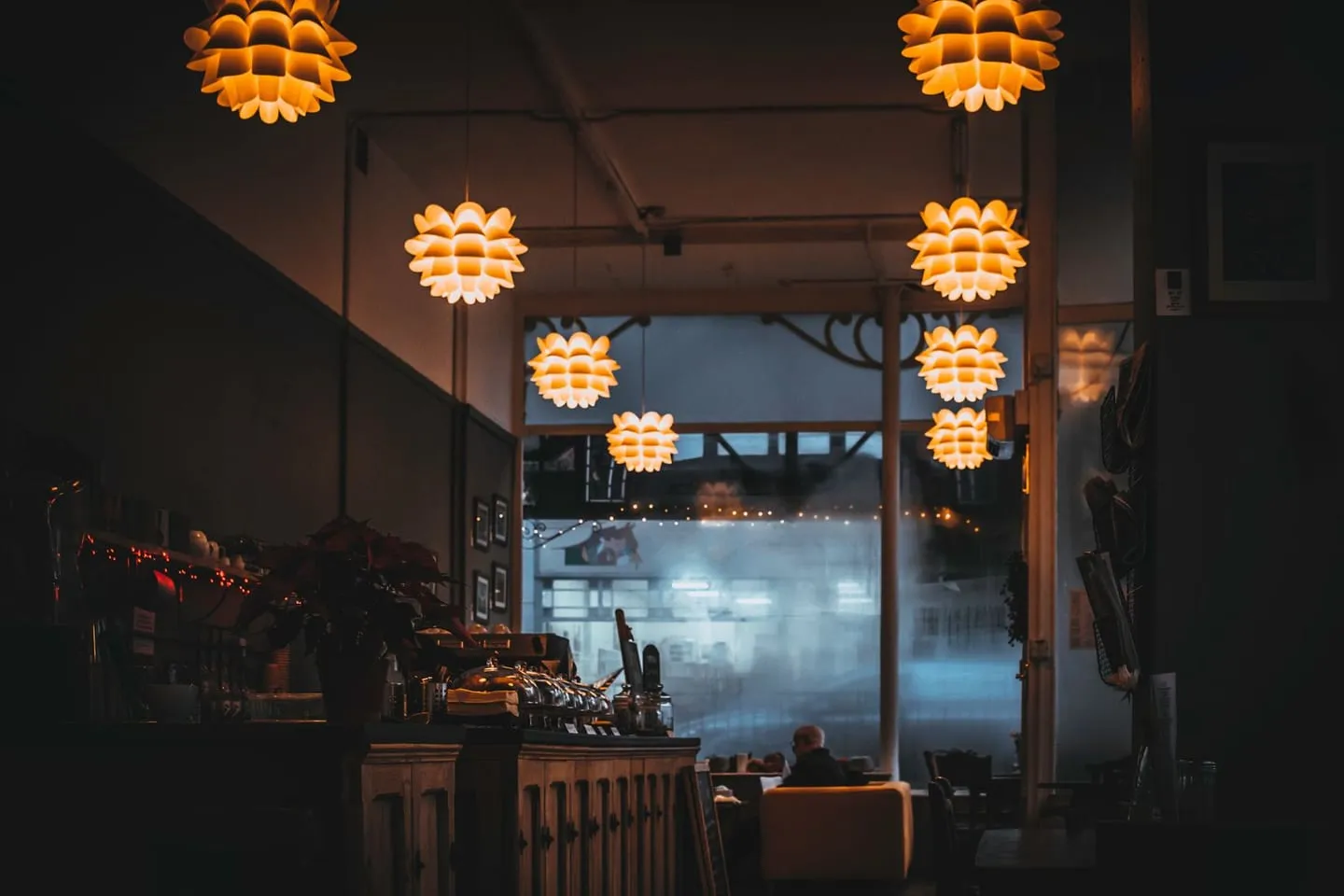 Akşam ışıklarıyla bir restoran iç mekânı