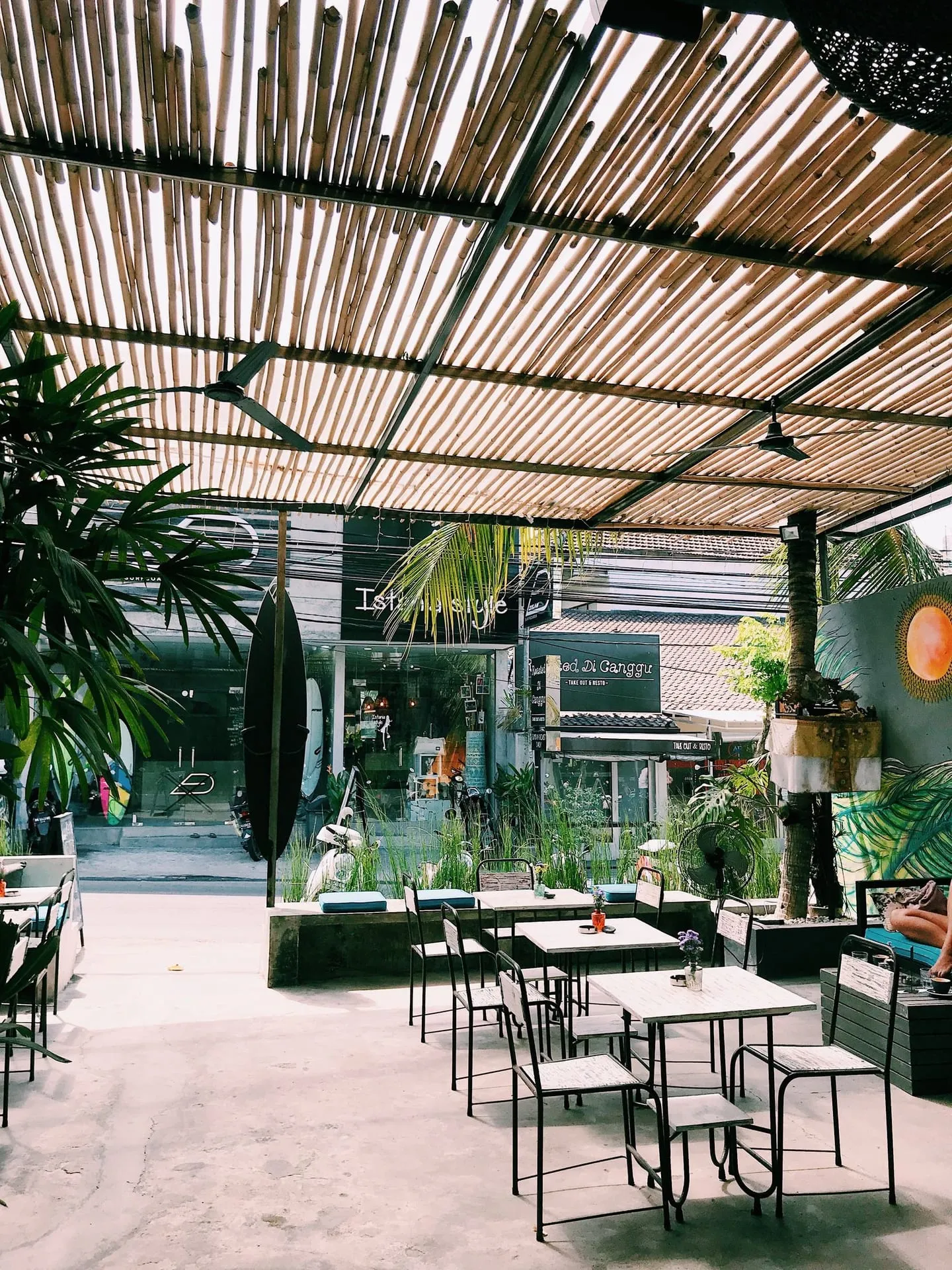 Kafe luar ruangan di Bali dengan dekorasi tropis