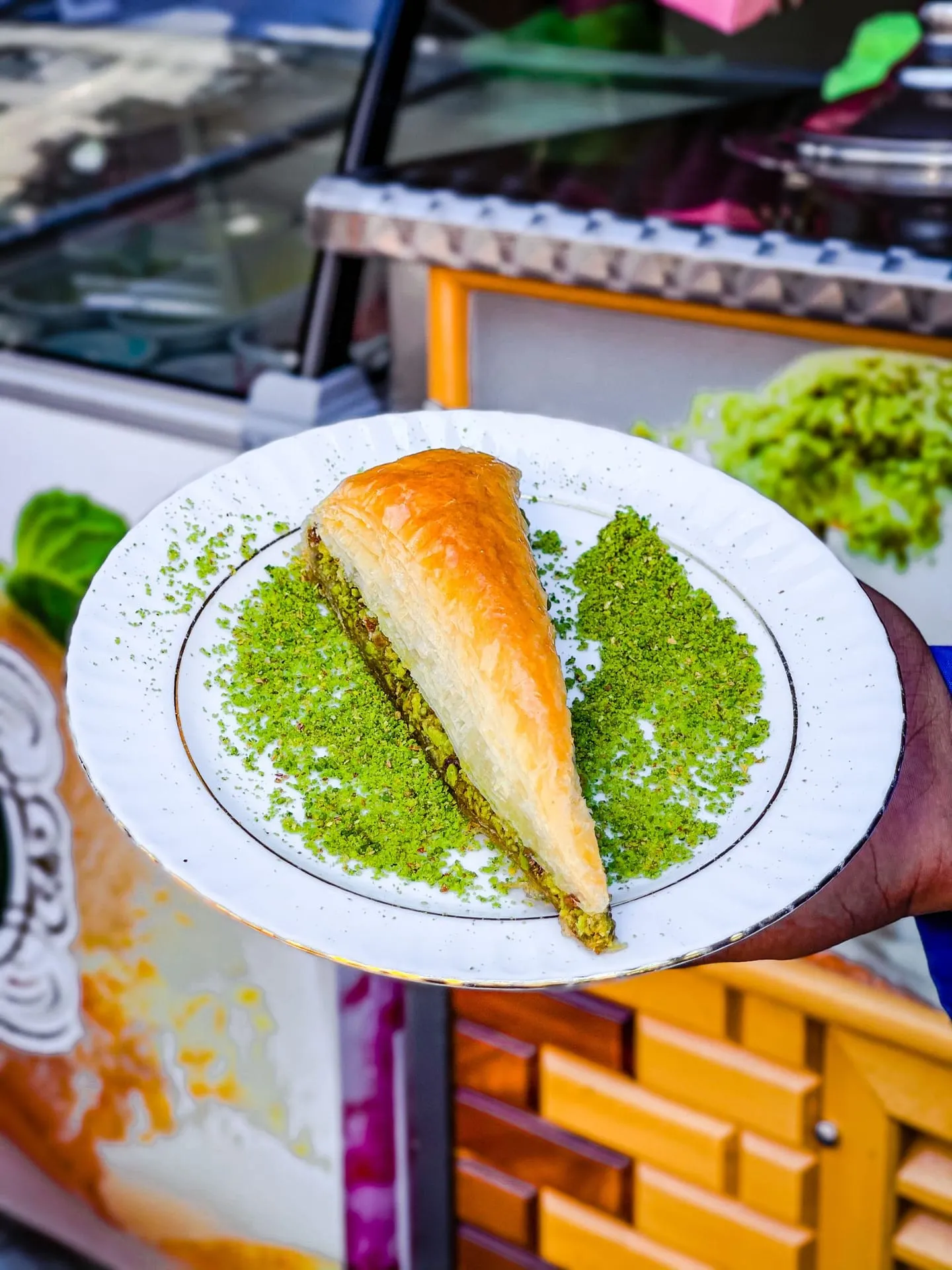 Tabakta servis edilmiş baklava dilimleri