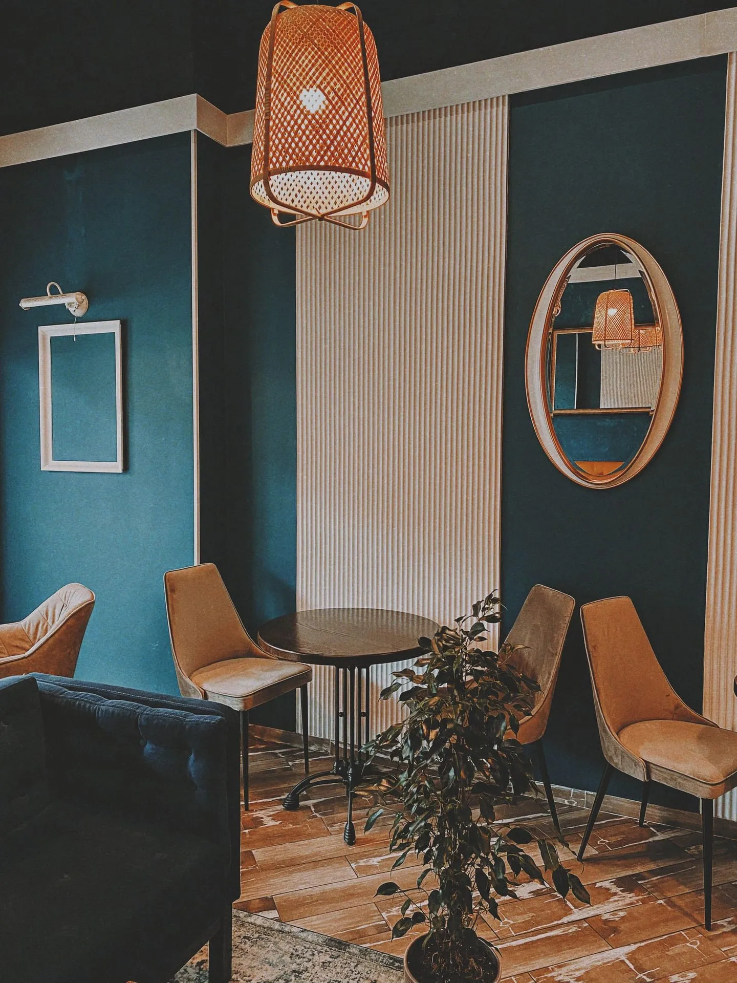 Sıcak ışıklı, sakin bir kafe iç mekânı