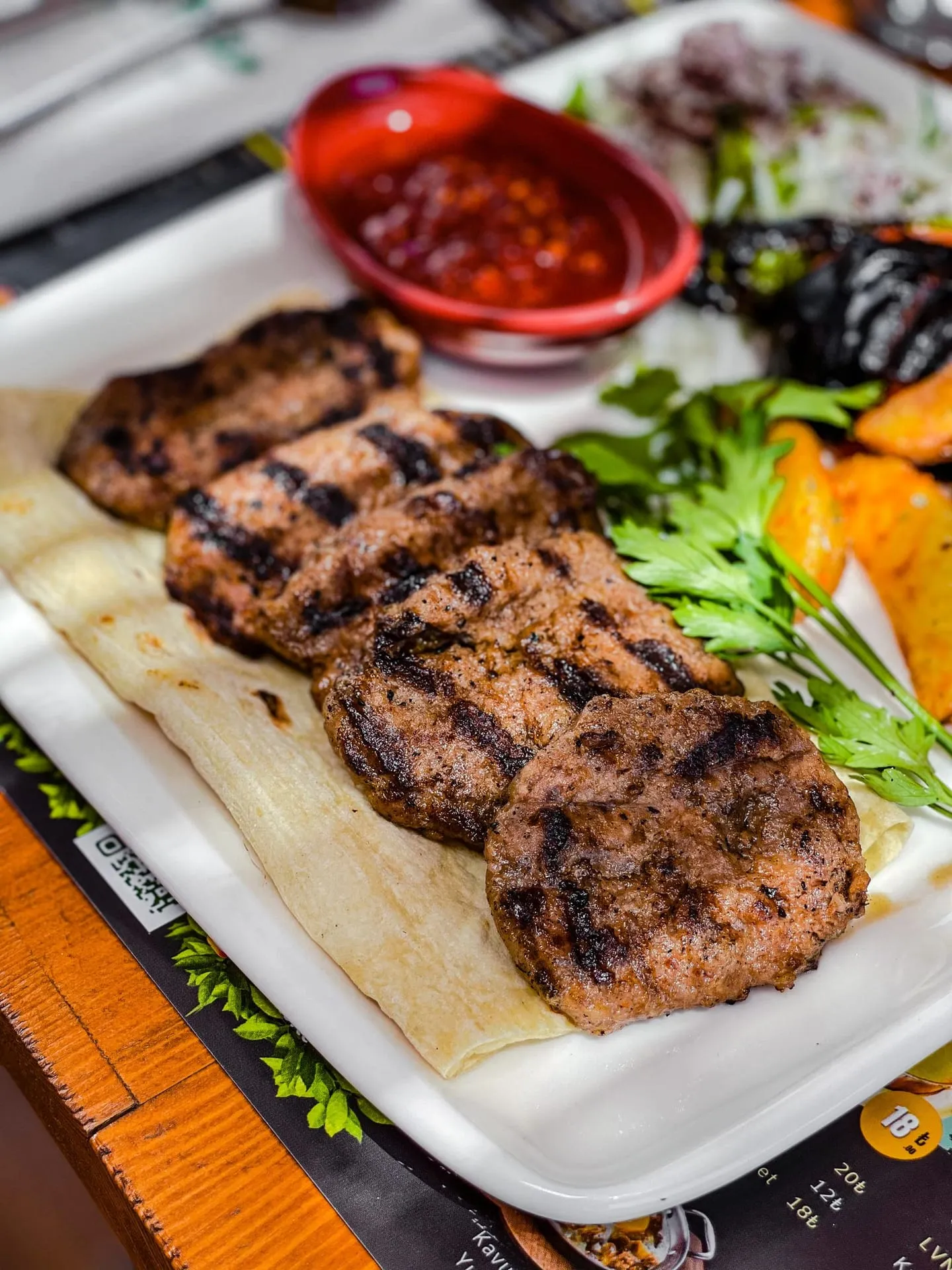 Tabakta servis edilmiş kebabın yakın çekimi