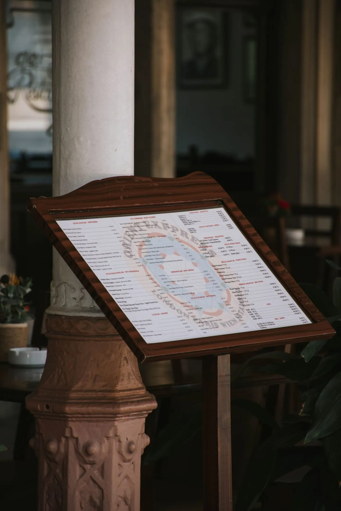La carte d’un restaurant posée sur un support à l’entrée