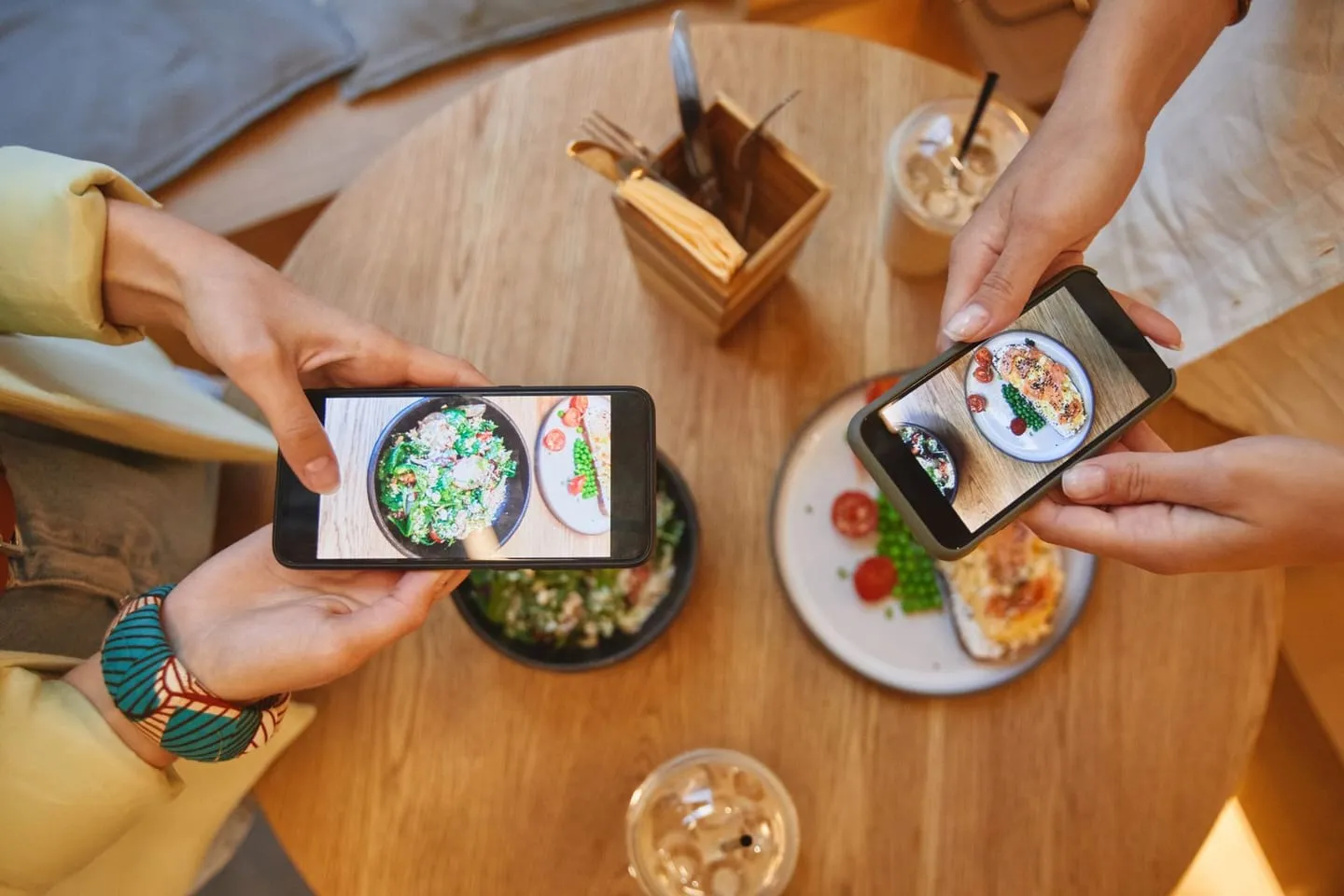 Orang-orang menggunakan smartphone